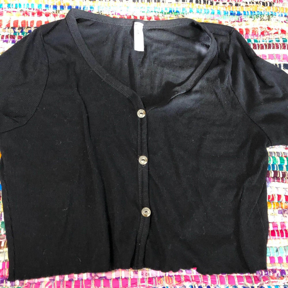 Crop top black short sleeved shirt